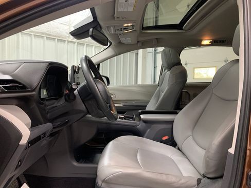 Used 2022 Toyota Sienna XLE image 4