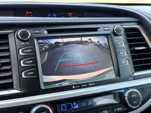 Used 2017 Toyota Highlander LE image 25