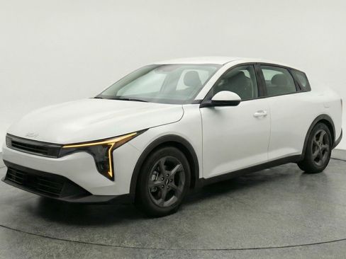 Used 2025 Kia K4 LXS image 3