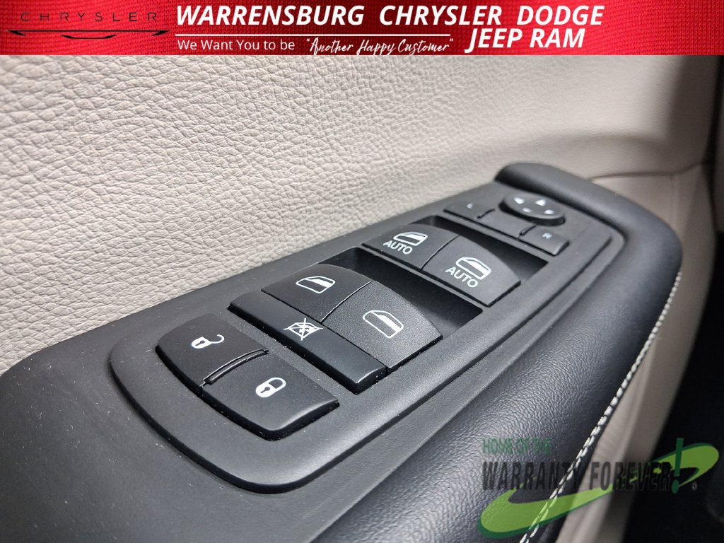 Used 2023 Chrysler Pacifica Touring-L FWD image 30