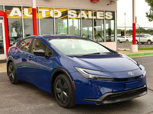Used 2024 Toyota Prius LE FWD image 3