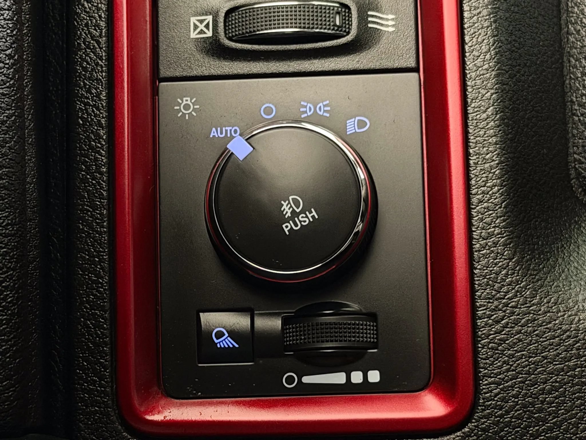 Used 2015 RAM 1500 Rebel AWD/4WD image 39