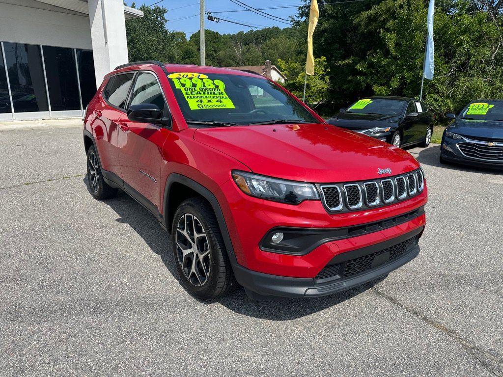 Used 2024 Jeep Compass Latitude AWD/4WD image 7
