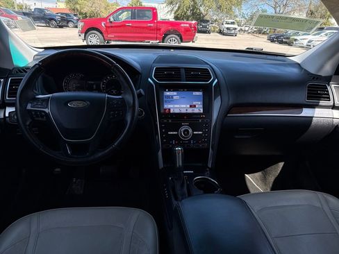 Used 2017 Ford Explorer Platinum image 5