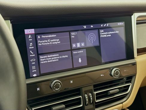 Certified 2023 Porsche Macan AWD/4WD image 17