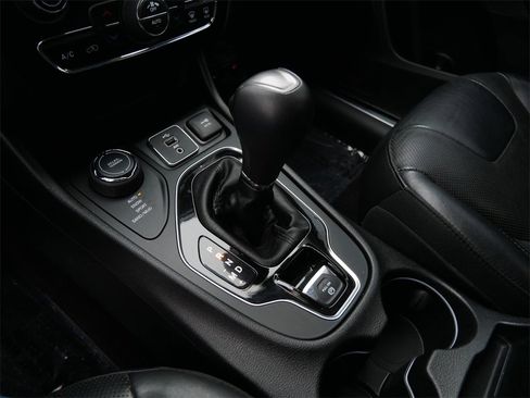 Used 2019 Jeep Cherokee Limited image 23