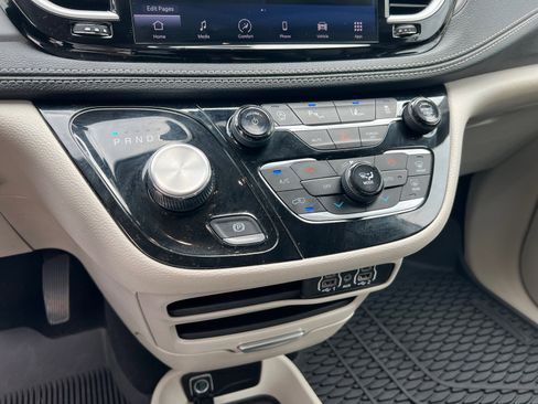 Certified 2024 Chrysler Pacifica Touring-L image 31