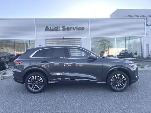 Certified 2025 Audi Q5 Premium w/ Convenience Package AWD/4WD image 3