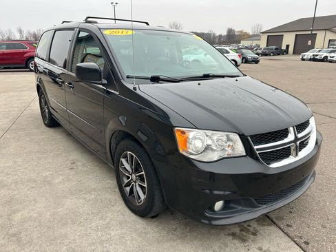 Used 2017 Dodge Grand Caravan SXT FWD image 3