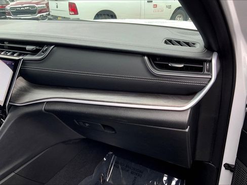 Certified 2025 Jeep Grand Cherokee Limited image 18