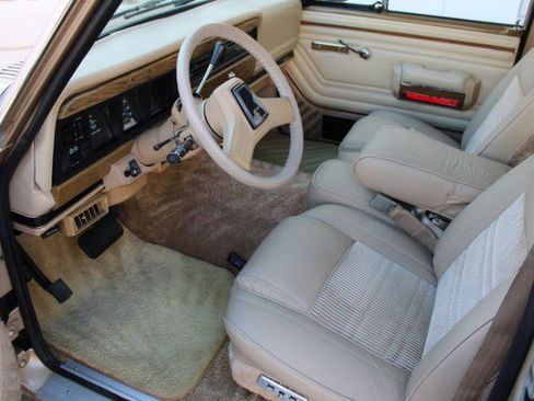 Used 1990 Jeep Grand Wagoneer image 6