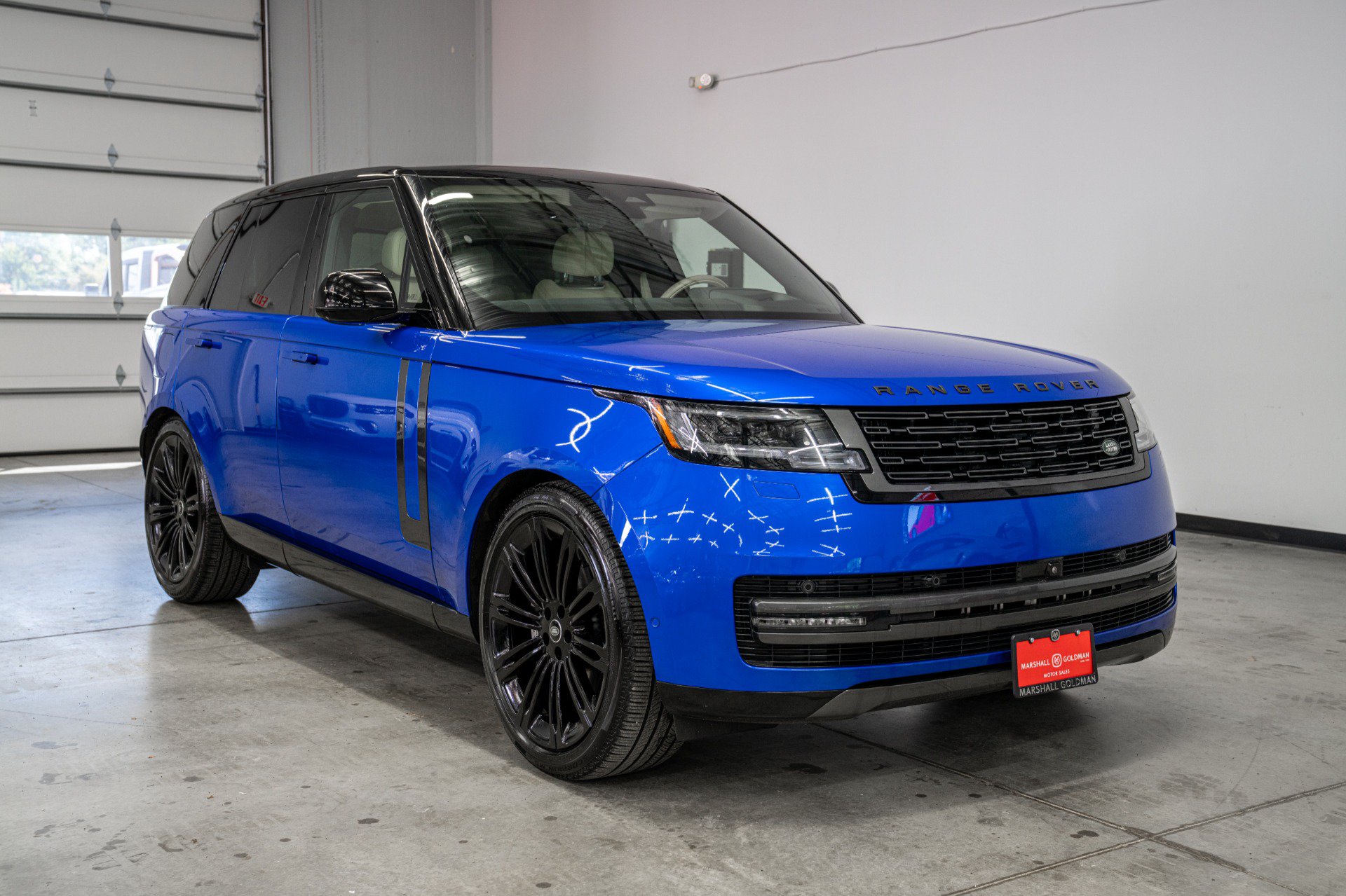 Used 2025 Land Rover Range Rover SE AWD/4WD image 3