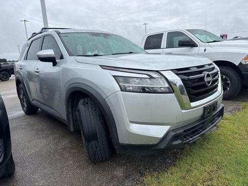 Used 2022 Nissan Pathfinder SV AWD/4WD image 3