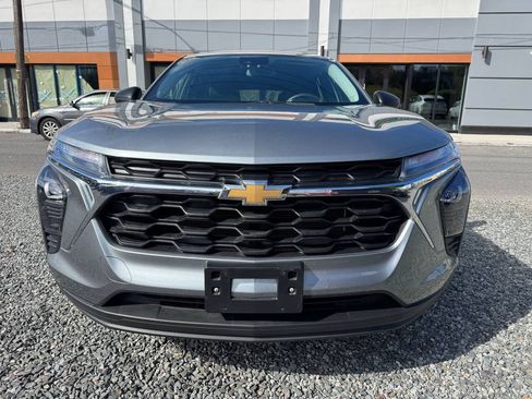 Used 2024 Chevrolet Trax LS w/ Driver Confidence Package FWD image 2