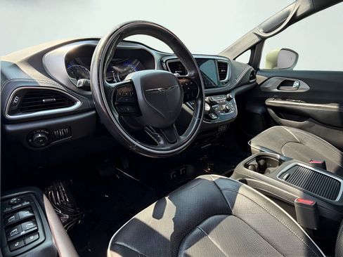 Used 2019 Chrysler Pacifica Limited w/ S Appearance Package FWD image 21