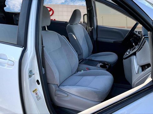 Used 2017 Toyota Sienna LE image 7