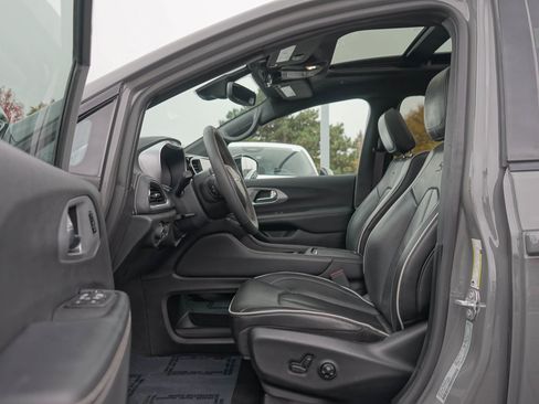 Used 2025 Chrysler Pacifica Limited image 14
