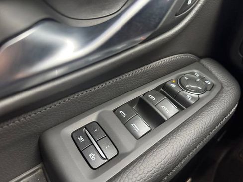 Used 2022 GMC Yukon XL Denali image 5