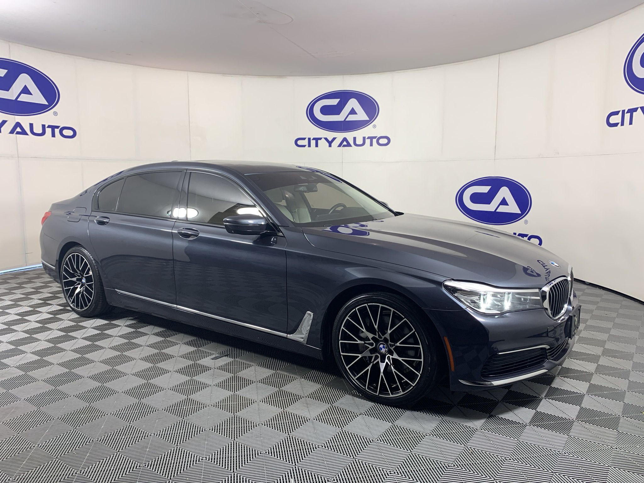 Used 2019 BMW 740i xDrive w/ Executive Package AWD/4WD image 1