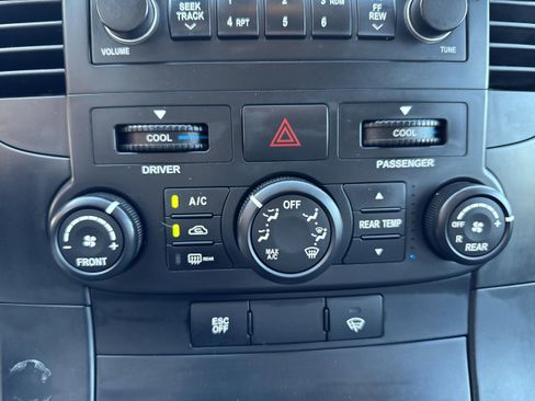 Used 2008 Hyundai Entourage GLS image 21