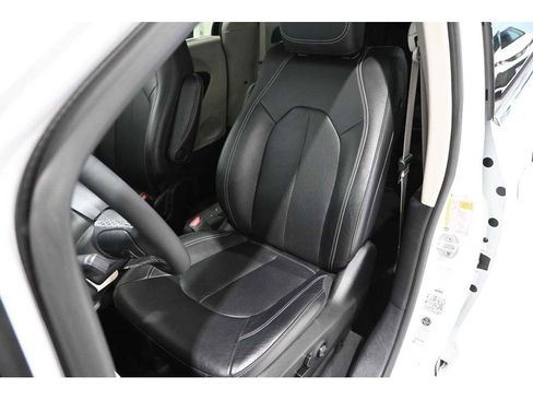 Used 2022 Chrysler Pacifica Touring-L FWD image 14