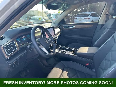 Used 2024 Volkswagen Atlas SE w/ Panoramic Sunroof Package FWD image 8