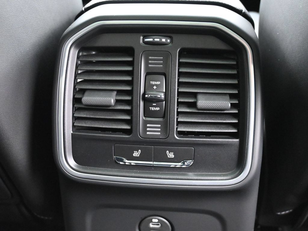 Certified 2025 Porsche Macan AWD/4WD image 28
