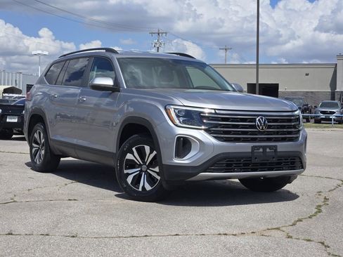 Used 2024 Volkswagen Atlas SE image 1