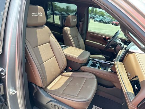 Used 2025 Chevrolet Tahoe High Country AWD/4WD image 26