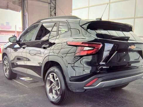 Used 2025 Chevrolet Trax LT w/ LT Convenience Package FWD image 4