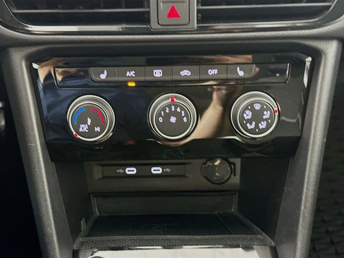 Used 2023 Volkswagen Taos SE w/ Panoramic Sunroof Package image 22