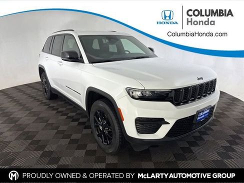 Used 2025 Jeep Grand Cherokee Altitude AWD/4WD image 1