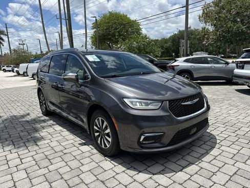 Used 2021 Chrysler Pacifica Limited w/ Uconnect Theater Family Group FWD image 21