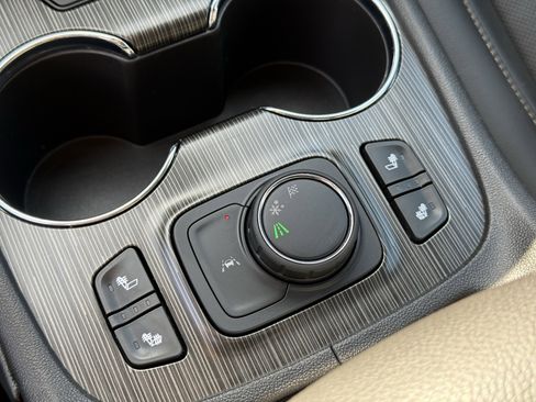 Used 2023 GMC Acadia SLT image 24