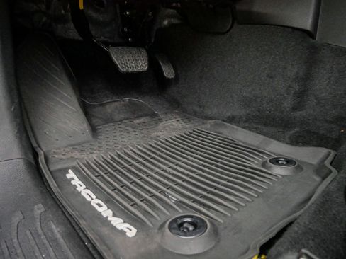 Used 2025 Toyota Tacoma TRD Off-Road image 17