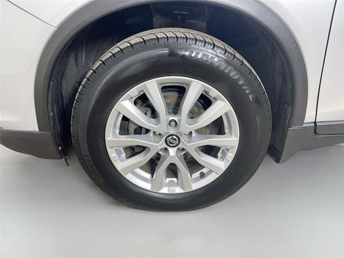 Used 2017 Nissan Rogue SV AWD/4WD image 28