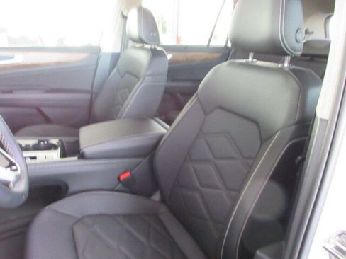 Used 2025 Volkswagen Atlas SE image 13