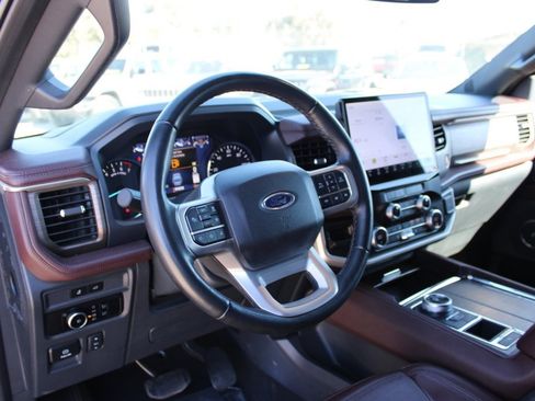 Used 2024 Ford Expedition Limited image 11