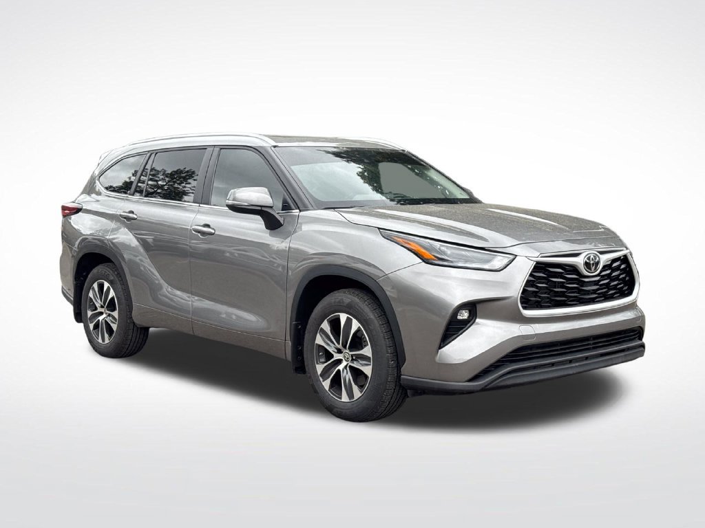 Used 2025 Toyota Highlander XLE FWD image 8