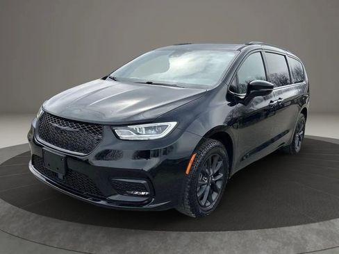 Used 2021 Chrysler Pacifica Limited w/ S Appearance Package AWD/4WD image 2