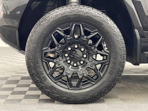 Used 2025 GMC Hummer EV 2X w/ LPO, Illumination Package AWD/4WD image 18