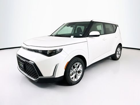 Used 2025 Kia Soul LX w/ LX Technology Package FWD image 3
