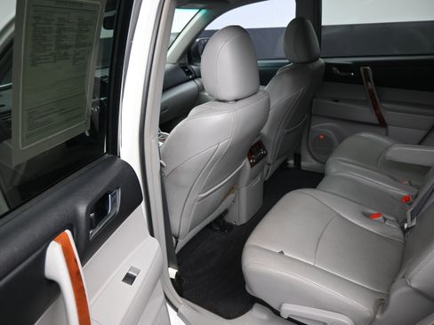 Used 2011 Toyota Highlander Limited w/ Tow Pkg AWD/4WD image 17