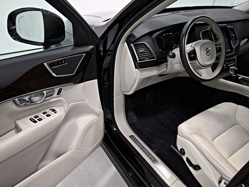Used 2019 Volvo XC90 T6 Momentum w/ Advanced Package AWD/4WD image 3