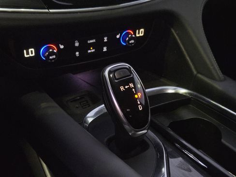 Used 2021 Buick Enclave Essence image 18