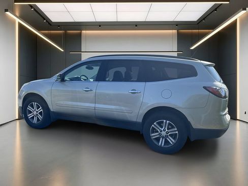 Used 2017 Chevrolet Traverse LT FWD image 2