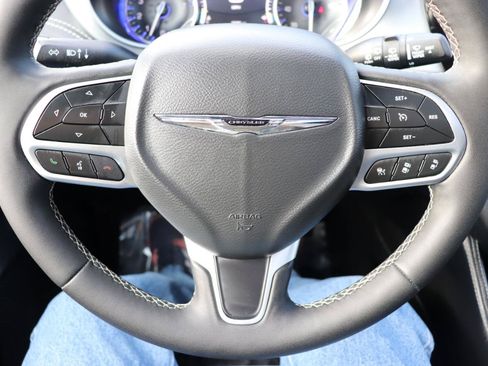 Used 2026 Chrysler Pacifica Limited FWD image 37