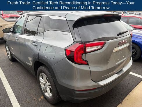 Used 2024 GMC Terrain SLE image 3