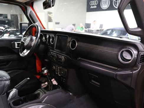 Used 2019 Jeep Wrangler Unlimited Sahara image 24