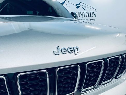 Used 2021 Jeep Grand Cherokee L Limited AWD/4WD image 9